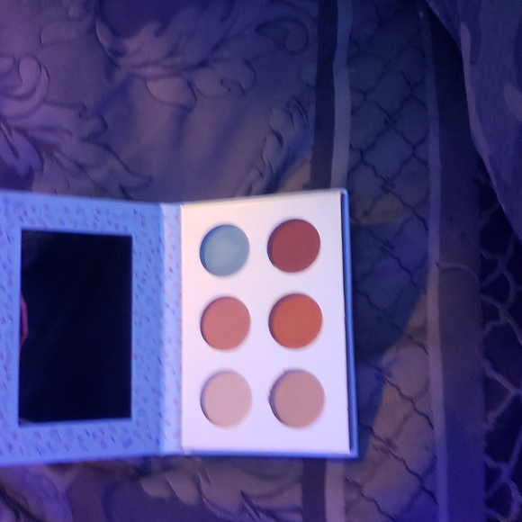 M2u NYC eyeshadow palette - Picture 2 of 3